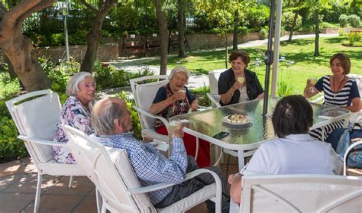 ¿A quién interpreta Frances Conroy en el asilo? – Celebrity.fm