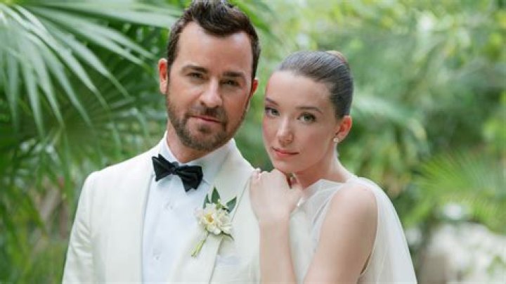 Are Justin Theroux and Paul Theroux related?