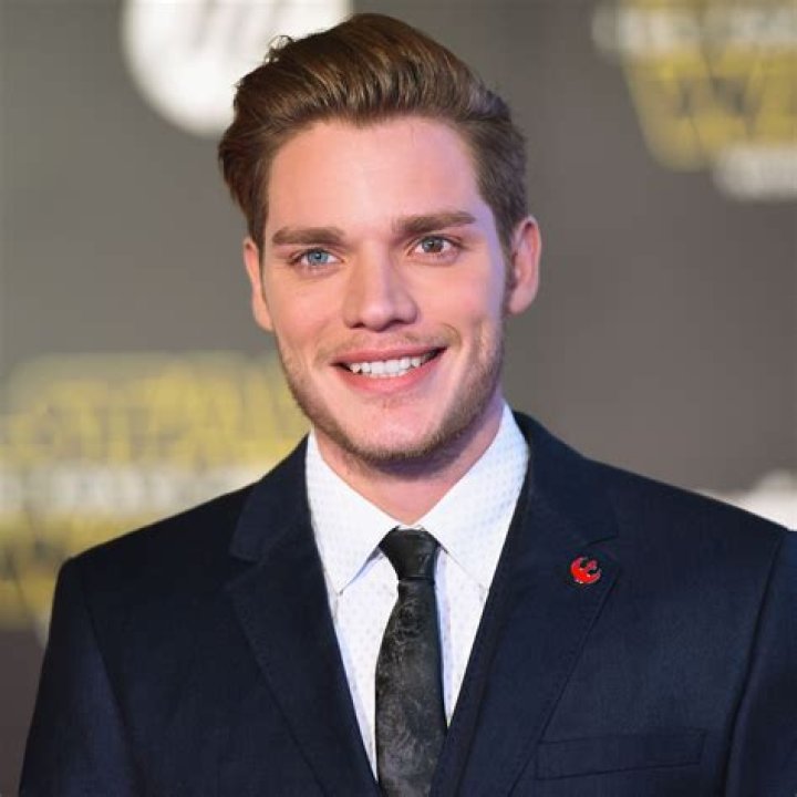 Dominic Sherwood Height, Weight, Net Worth, Age, Birthday, Wikipedia, Who, Nationality, Biography