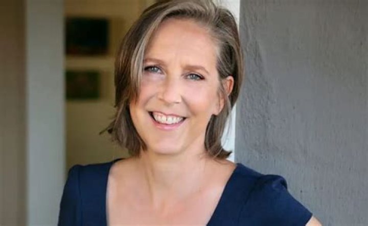 
Is Mary Roach Married? Bio, Age, Husband, Net worth, Height 