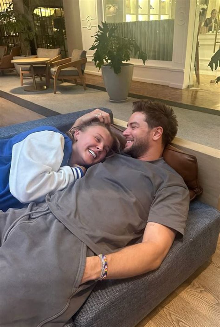 JoJo Siwa Dating Kylie Prew Or Mark Bontempo: Does She Have A Boyfriend In 2022? Gay Partner