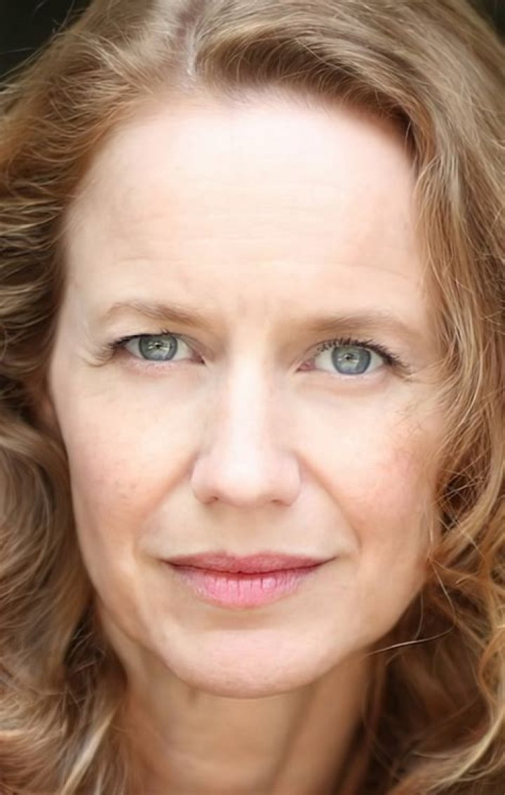 Laura Cayouette – Celebsgraphy