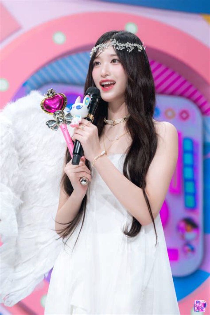 Leeseo (Pop Singer) - Age, Birthday, Bio, Facts, Family, Net Worth, Height & More