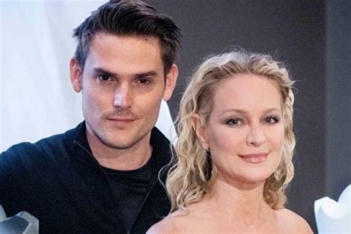 
Sharon Case Boyfriend: Is She Dating Her Co-Star Mark Grossman? Relationship Explore 
