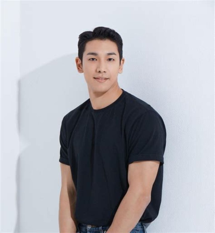 Shin Dong-woo Height, Weight, Net Worth, Age, Birthday, Wikipedia, Who, Instagram, Biography