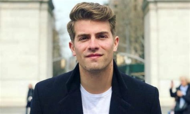 Wiki, Birthday, Age, Height, Net Worth, Family, Girlfriend & BIO